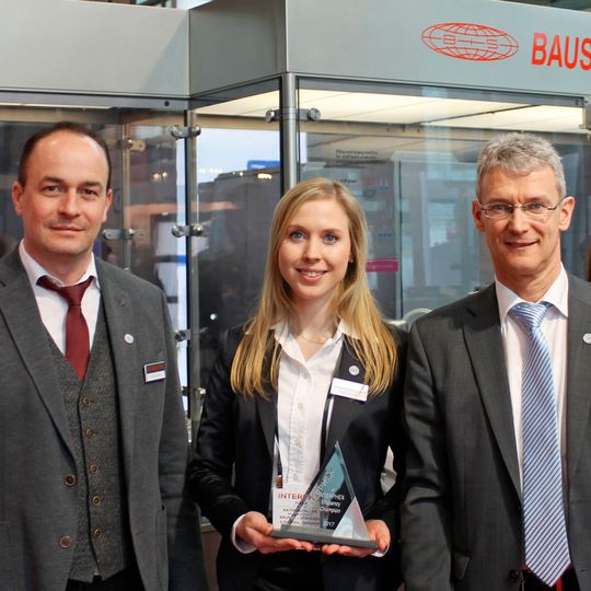 Die beiden Bausch+Ströbel Vertriebsmitarbeiter Thomas H. Bühler, Katrin Schuler und Geschäftsführer Markus Ströbel nach der Preisübergabe auf der Interphex in New York (v.l.n.r.). Die beiden Bausch+Ströbel Vertriebsmitarbeiter Thomas H. Bühler, Katrin Schuler und Geschäftsführer Markus Ströbel nach der Preisübergabe auf der Interphex in New York (v.l.n.r.).
