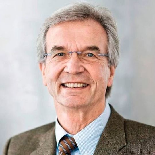 „China war viele Jahre lang unser zweitgrößter Markt und es war nur eine Frage der Zeit, bis es Deutschland überholt“, sagt Dr.-Ing. Wolf-Dietrich Herold, Geschäftsführender Gesellschafter von Delo. „Dass wir dort so stark zulegen konnten liegt außer an unserer guten Aufstellung natürlich auch an der guten konjunkturellen Lage in unseren Fokusbranchen.“ „China war viele Jahre lang unser zweitgrößter Markt und es war nur eine Frage der Zeit, bis es Deutschland überholt“, sagt Dr.-Ing. Wolf-Dietrich Herold, Geschäftsführender Gesellschafter von Delo. „Dass wir dort so stark zulegen konnten liegt außer an unserer guten Aufstellung natürlich auch an der guten konjunkturellen Lage in unseren Fokusbranchen.“