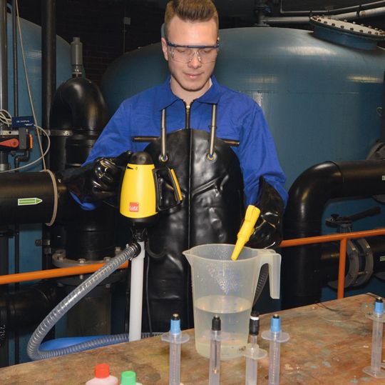 Hochbeständig, leicht und sicher: Die neue Lutz B2 Vario PVDF für die Kleinmengenabfüllung von chlor- und fluorhaltigen Medien Hochbeständig, leicht und sicher: Die neue Lutz B2 Vario PVDF für die Kleinmengenabfüllung von chlor- und fluorhaltigen Medien