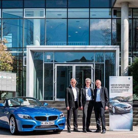 v. li.: Erwin Mayer, Leiter des BMW Niederlassungsverbunds Südwest; Hans-Peter Mathe, Leiter Vertrieb und Marketing der BMW Bank; David Furtwängler, Hauptbevollmächtigter BNP Paribas Cardif Deutschland.