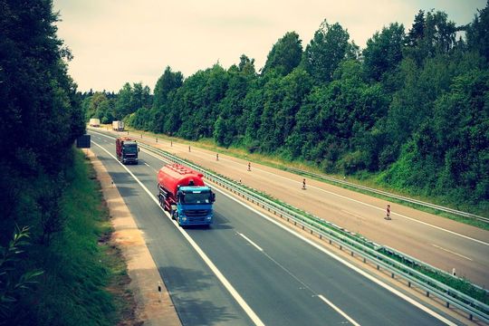 Die aufwändige Inventur im Lager, der Gabelstapler, der Paletten hin und her fährt, und der Lkw, der die Bestellung zum Händler bringt, könnten durch die Digitalisierung der Logistik schon bald Auslaufmodelle sein. Die aufwändige Inventur im Lager, der Gabelstapler, der Paletten hin und her fährt, und der Lkw, der die Bestellung zum Händler bringt, könnten durch die Digitalisierung der Logistik schon bald Auslaufmodelle sein.