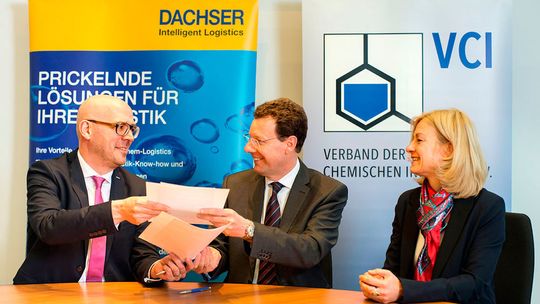 Vertragsverlängerung (v.l.): Michael Kriegel (Dachser), Johann-Peter Nickel und Sabine Knirsch (beide VCI). Vertragsverlängerung (v.l.): Michael Kriegel (Dachser), Johann-Peter Nickel und Sabine Knirsch (beide VCI).