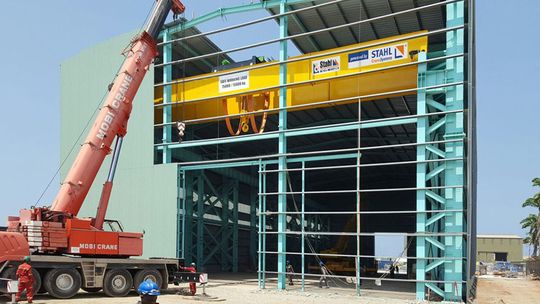 Im neuen Werk von General Electric in Ghana wird die Krananlage von Stahl Cranes & Hoist aus Südafrika mit der Technik von Stahl Cranesystems aus Künzelsau aufgebaut. Im neuen Werk von General Electric in Ghana wird die Krananlage von Stahl Cranes & Hoist aus Südafrika mit der Technik von Stahl Cranesystems aus Künzelsau aufgebaut.