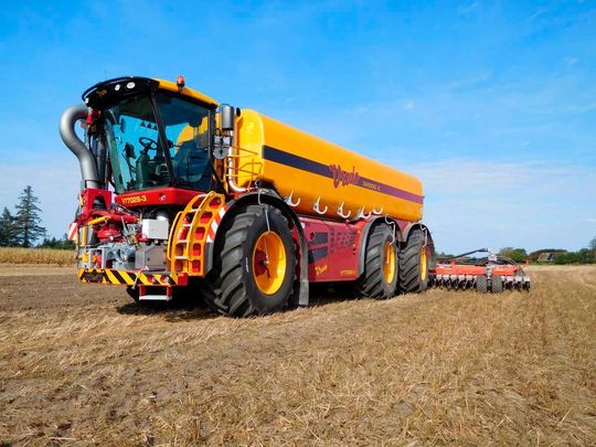 Das Bild zeigt den Vredo-Gülle-Trac mit Großwinkelmotoren, 300 ccm von Sauer Bibus.