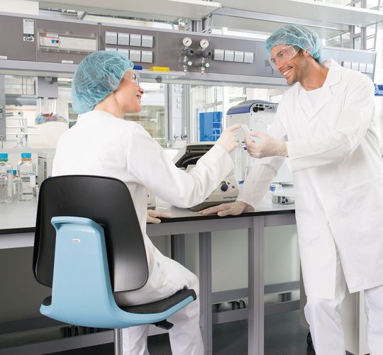 Abb.1: Der richtige Stuhl sorgt für Sicherheit im Labor und ermöglicht dem Anwender ein ergonomisches Arbeiten. Abb.1: Der richtige Stuhl sorgt für Sicherheit im Labor und ermöglicht dem Anwender ein ergonomisches Arbeiten.