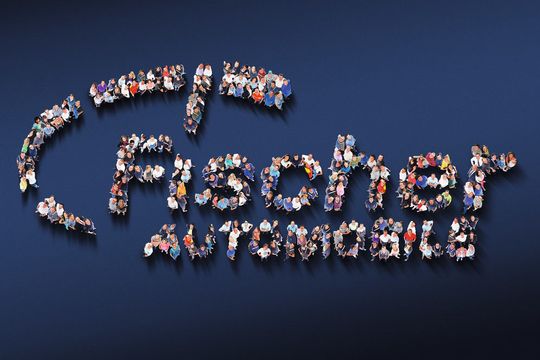 Die Mitarbeiter der Fischer-Gruppe bilden das Logo des Unternehmens nach. Die Mitarbeiter der Fischer-Gruppe bilden das Logo des Unternehmens nach.