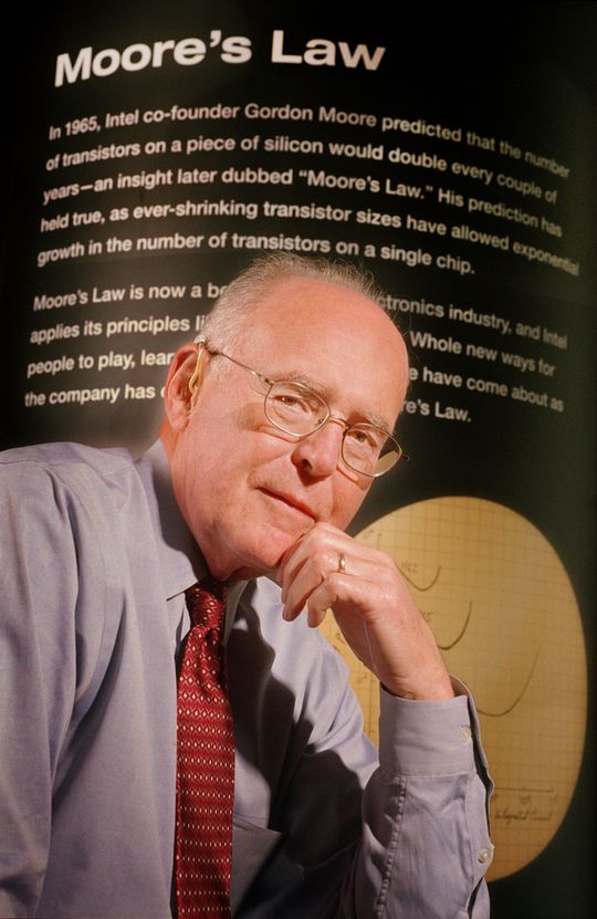 Intel-Gründer Gordon Moore vor seinem Gesetz, »Moore‘s Law«. Intel-Gründer Gordon Moore vor seinem Gesetz, »Moore‘s Law«.