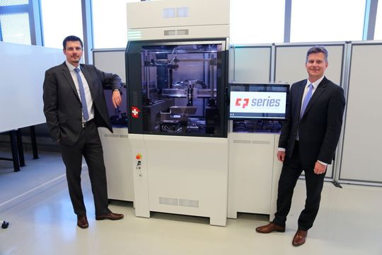 Pierre-Antoine Chassot, product manager et Marcel Dubey directeur des ventes et du marketing de part et d'autre de la nouvelle CP Series de CP Automation. Pierre-Antoine Chassot, product manager et Marcel Dubey directeur des ventes et du marketing de part et d'autre de la nouvelle CP Series de CP Automation.