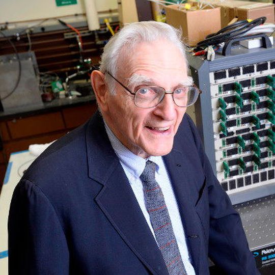Batterieforschungs-Urgestein John Goodenough: Ein Forschungsteam um den 94-jährigen führenden Chemie-Experten hat an der 'University of Texas at Austin' nicht-brennbare Feststoff-Batteriezellen entwickelt, die eine sicherere, schnell-ladende Alternative zur gegenwärtigen Litium-Ionen-Technologe bieten könnte. Batterieforschungs-Urgestein John Goodenough: Ein Forschungsteam um den 94-jährigen führenden Chemie-Experten hat an der 'University of Texas at Austin' nicht-brennbare Feststoff-Batteriezellen entwickelt, die eine sicherere, schnell-ladende Alternative zur gegenwärtigen Litium-Ionen-Technologe bieten könnte.