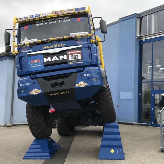 Im Rahmen ihrer Mobilitätstage feierte die Crailsheimer Stegmaier Group ihren 90. Geburtstag. Da durfte auch der Trucksport-MAN von Marc Stegmaier nicht fehlen. Im Rahmen ihrer Mobilitätstage feierte die Crailsheimer Stegmaier Group ihren 90. Geburtstag. Da durfte auch der Trucksport-MAN von Marc Stegmaier nicht fehlen.