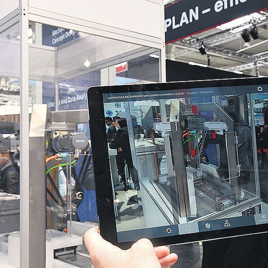 Ein Servicetechniker erhält am realen Produkt beispielsweise Informationen zu den verbauten Komponenten – über Augmented Reality. Ein Servicetechniker erhält am realen Produkt beispielsweise Informationen zu den verbauten Komponenten – über Augmented Reality.