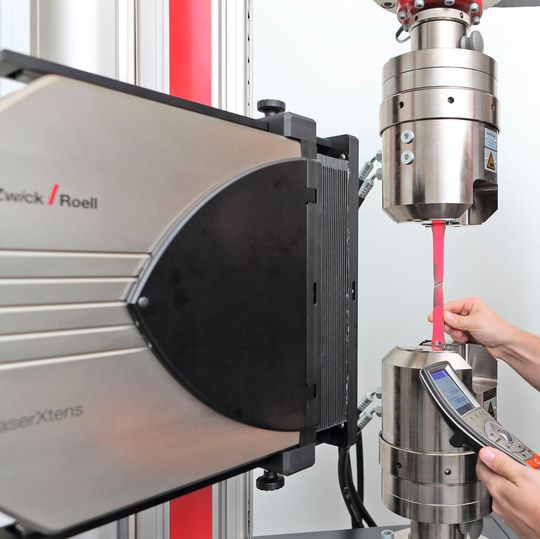 Zugversuch an Blechprobe nach DIN EN ISO 6892-1 mit Laser Xtens von Zwick zur Längenänderungsmessung. Zugversuch an Blechprobe nach DIN EN ISO 6892-1 mit Laser Xtens von Zwick zur Längenänderungsmessung.
