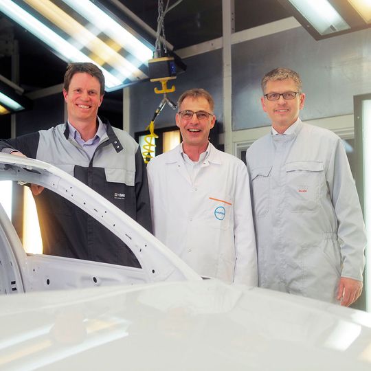 Zufriedene Gesichter in der Audi-Lackiererei in Ingolstadt: Dr. Matthijs Groenewolt, Entwicklungsleiter für Klarlacke und Decklacke Europa bei BASF, Dr. Markus Mechtel, Marketingleiter für Autolacke bei Covestro, und Thomas Heußer, Leiter Werkstoffe und Verfahren bei Audi (v.l.), freuen sich über die gelungene Lackierung von Q2-Testkarossen unter seriennahen Bedingungen. Zufriedene Gesichter in der Audi-Lackiererei in Ingolstadt: Dr. Matthijs Groenewolt, Entwicklungsleiter für Klarlacke und Decklacke Europa bei BASF, Dr. Markus Mechtel, Marketingleiter für Autolacke bei Covestro, und Thomas Heußer, Leiter Werkstoffe und Verfahren bei Audi (v.l.), freuen sich über die gelungene Lackierung von Q2-Testkarossen unter seriennahen Bedingungen.