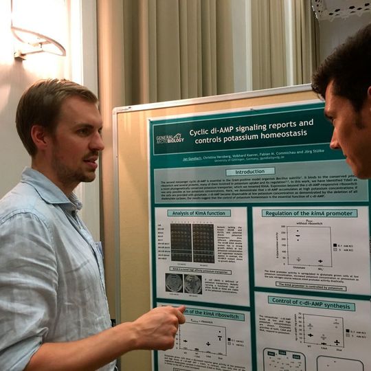 Erstautor Jan Gundlach, Abteilung Allgemeine Mikrobiologie des Instituts für Mikrobiologie und Genetik, präsentiert die Ergebnisse. Erstautor Jan Gundlach, Abteilung Allgemeine Mikrobiologie des Instituts für Mikrobiologie und Genetik, präsentiert die Ergebnisse.