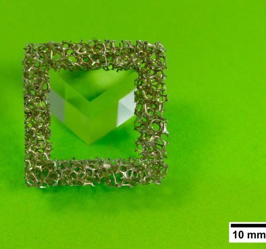 Am Fraunhofer IWS in Dresden remote-laserstrahlgeschnittene Aluminiumschaumstruktur. Per Laser lassen sich noch viele weitere Prozesse durchführen, die dem hybriden Leichtbau in Metall und Kunststoff den Weg bereiten können, wie die Forscher sagen. Am Fraunhofer IWS in Dresden remote-laserstrahlgeschnittene Aluminiumschaumstruktur. Per Laser lassen sich noch viele weitere Prozesse durchführen, die dem hybriden Leichtbau in Metall und Kunststoff den Weg bereiten können, wie die Forscher sagen.