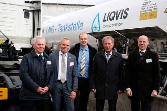 Tankstelleneröffnung (v.l.): Heinz Meyer und Matthias Strehl (Meyer Logistik), Oliver Giese (Uniper/Liqvis), Norbert Barthle (BMVI) und Dr. Timm Kehler (Zukunft Erdgas). Tankstelleneröffnung (v.l.): Heinz Meyer und Matthias Strehl (Meyer Logistik), Oliver Giese (Uniper/Liqvis), Norbert Barthle (BMVI) und Dr. Timm Kehler (Zukunft Erdgas).
