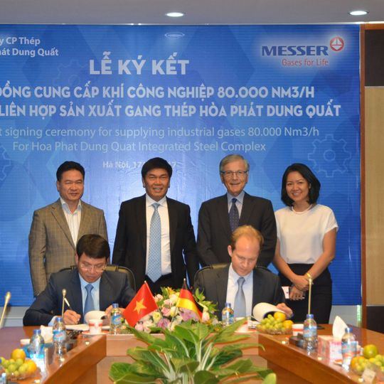 Stefan Messer (third from right) and Marc Wachter, Managing Director of Messer in Vietnam, (second from right) at the contract signing with representatives of Hoa Phat. Stefan Messer (third from right) and Marc Wachter, Managing Director of Messer in Vietnam, (second from right) at the contract signing with representatives of Hoa Phat.