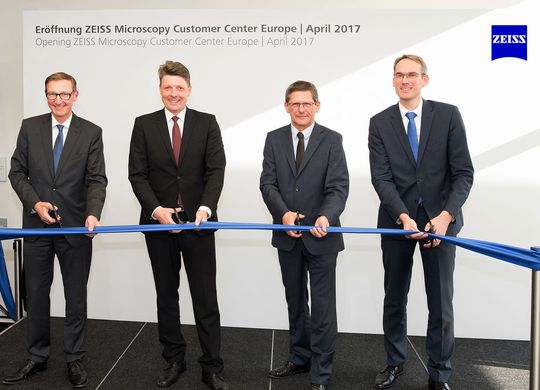 (von links:) Justus Felix Wehmer, Leiter des Unternehmensbereichs Microscopy, Professor Dr. Ralf B. Wehrspohn, Leiter des Fraunhofer-Instituts für Mikrostruktur von Werkstoffen und Systemen (IMWS, Halle), Dr. Michael Kaschke, Vorstandsvorsitzender der Carl Zeiss AG, und Dr. Markus Weber, Leiter des Unternehmensbereichs Microscopy, eröffneten das Zeiss Microscopy Customer Center Europe. (von links:) Justus Felix Wehmer, Leiter des Unternehmensbereichs Microscopy, Professor Dr. Ralf B. Wehrspohn, Leiter des Fraunhofer-Instituts für Mikrostruktur von Werkstoffen und Systemen (IMWS, Halle), Dr. Michael Kaschke, Vorstandsvorsitzender der Carl Zeiss AG, und Dr. Markus Weber, Leiter des Unternehmensbereichs Microscopy, eröffneten das Zeiss Microscopy Customer Center Europe.