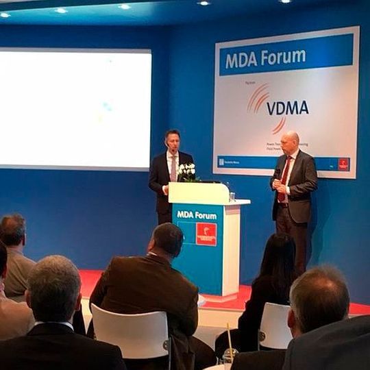 Dr. Ralph Lässig und Sebastian Feldmann stellten die vom VDMA und von der Deutschen Messe initiierte Studie „Predictive Maintenance“ vor. Dr. Ralph Lässig und Sebastian Feldmann stellten die vom VDMA und von der Deutschen Messe initiierte Studie „Predictive Maintenance“ vor.