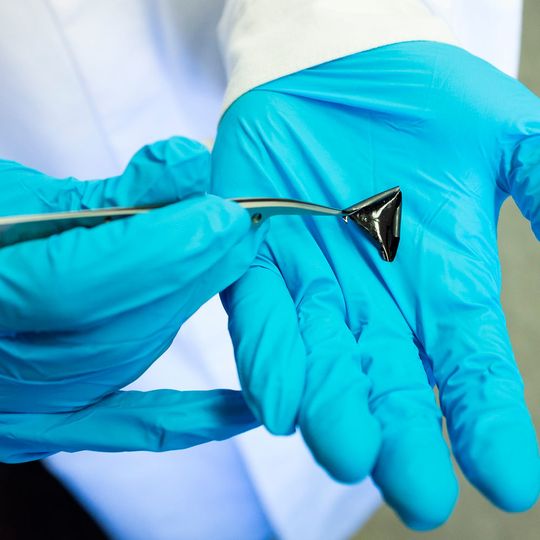 Supraleiterfolie: Die Saarbrücker Forscher haben Fasern mit supraleitenden Nanodrähten zu einem Stoff verwebt, der hauchfein, biegsam und flexibel wie Frischhaltefolie ist. Supraleiterfolie: Die Saarbrücker Forscher haben Fasern mit supraleitenden Nanodrähten zu einem Stoff verwebt, der hauchfein, biegsam und flexibel wie Frischhaltefolie ist.