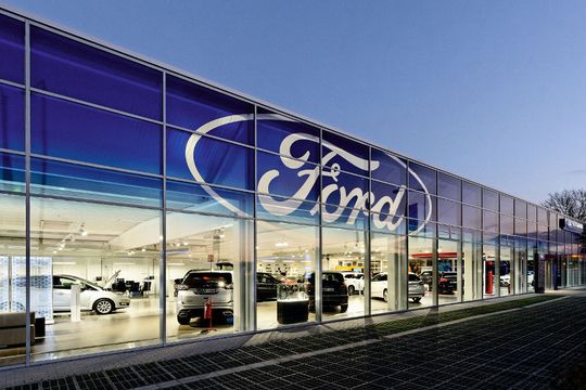 Für die Passanten und vorbeifahrenden Autofahrer ist der neue Ford-Store ein echter Blickfang. Auffällig ist die Ford-Pflaume auf der blauen Fensterfront. Für die Passanten und vorbeifahrenden Autofahrer ist der neue Ford-Store ein echter Blickfang. Auffällig ist die Ford-Pflaume auf der blauen Fensterfront.