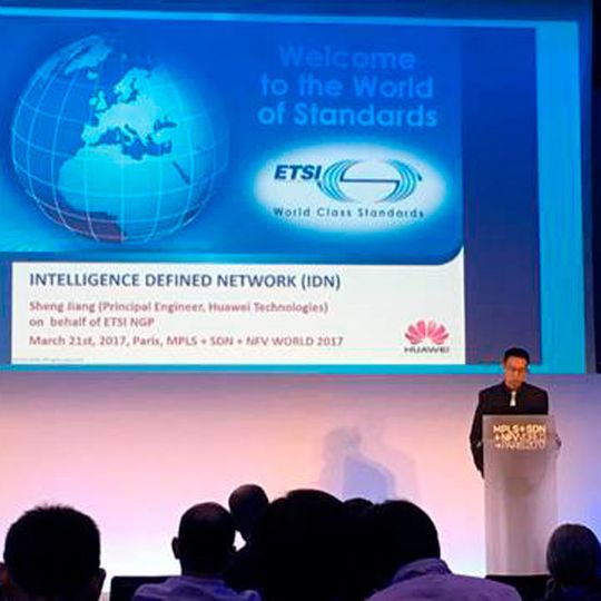Sprachlich und technisch noch im Entstehen: Im März hatte Huawei den ersten Teil der Abkürzung IDN auf dem MPLS + SDN + NFV World Congress in Paris noch mit „Intelligence“ aufgelöst. Sprachlich und technisch noch im Entstehen: Im März hatte Huawei den ersten Teil der Abkürzung IDN auf dem MPLS + SDN + NFV World Congress in Paris noch mit „Intelligence“ aufgelöst.