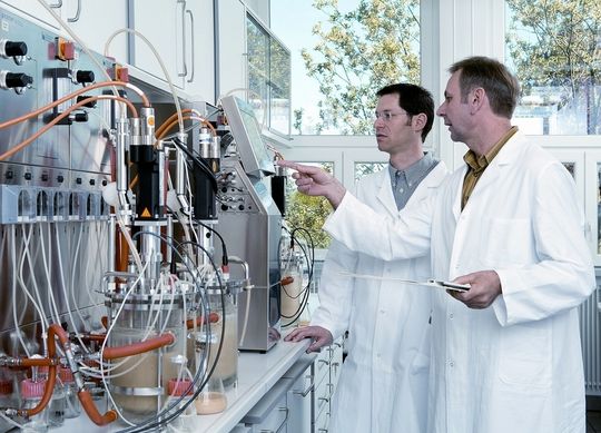 Forschungslabor im Biotechnikum der Wacker-Konzernforschung. Durch die Steuerung von Faktoren wie Temperatur und Sauerstoffzufuhr erzielen die Forscher optimale Bedingungen für das Bakterienwachstum. Forschungslabor im Biotechnikum der Wacker-Konzernforschung. Durch die Steuerung von Faktoren wie Temperatur und Sauerstoffzufuhr erzielen die Forscher optimale Bedingungen für das Bakterienwachstum.