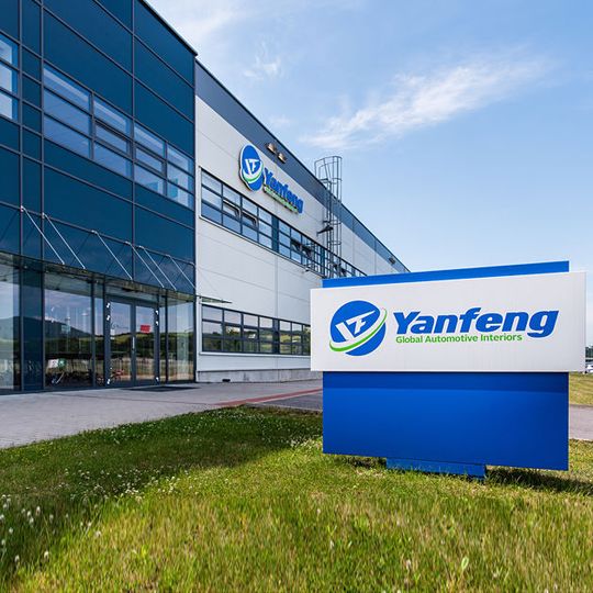 Der Zulieferer Yanfeng hat im Technologiezentrum Trencín, Slowakei, ein Prüflabor eröffnet. Der Zulieferer Yanfeng hat im Technologiezentrum Trencín, Slowakei, ein Prüflabor eröffnet.