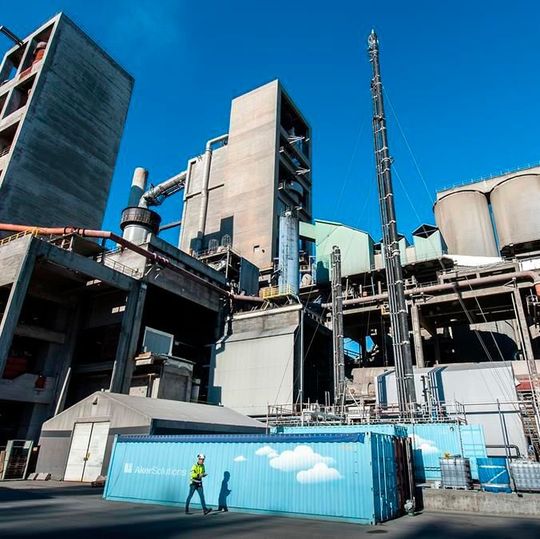 Aker Solutions has previously carried out extensive testing with a pilot capture plant at the factory in Brevik. Aker Solutions has previously carried out extensive testing with a pilot capture plant at the factory in Brevik.