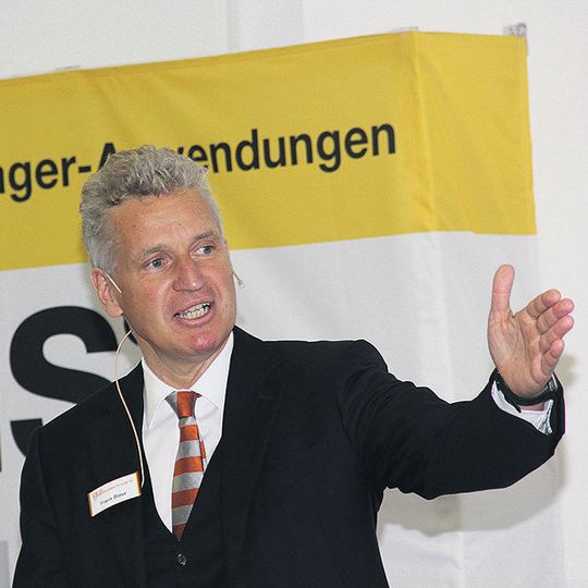 Igus-Chef Frank Blase: „Die größere Variante des neuen Roboterarms für bis zu 8 kg Traglast bieten wir ab Stückzahl 1 anschlussfertig für 3200 Euro an und mit Low-Cost-Steuerung für insgesamt rund 5000 Euro.“