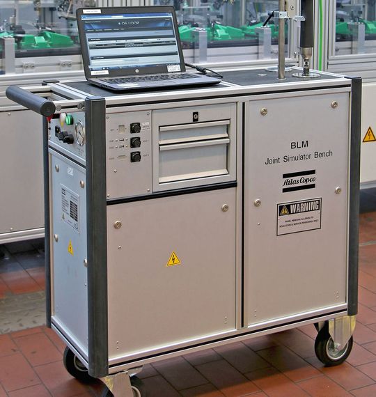 Mit der schmalen Messbank von Atlas Copco können Techniker auch in einem engen Montage-Karree gut von Station zu Station navigieren.