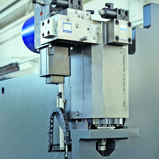 Die Schlüsselkomponente für die neue hybride Abkantpresse H-Brake Hybrid ist der elektrohydraulische Pressenantrieb e-Prax. Die Schlüsselkomponente für die neue hybride Abkantpresse H-Brake Hybrid ist der elektrohydraulische Pressenantrieb e-Prax.