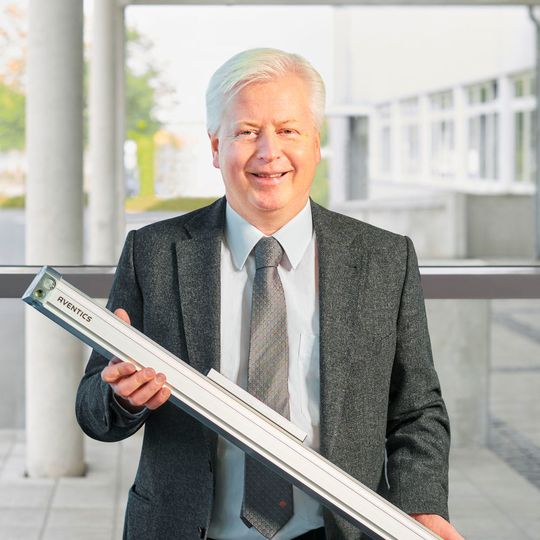 Thomas Alm, Director Railway bei Aventics, zeigt einen RTC-Zylinder. Thomas Alm, Director Railway bei Aventics, zeigt einen RTC-Zylinder.