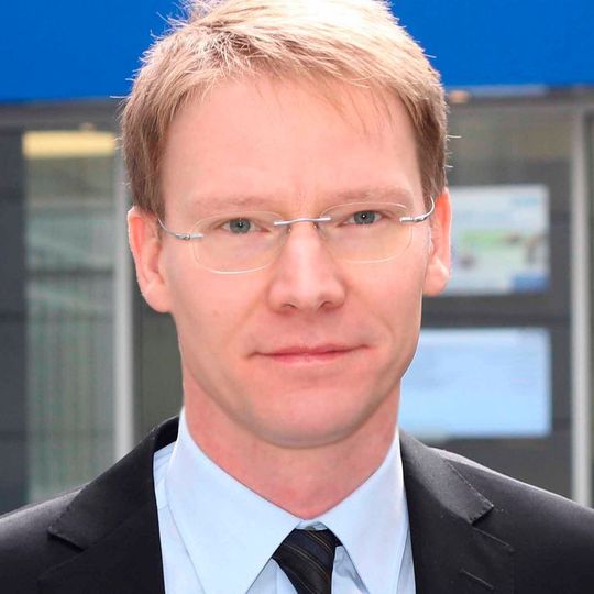Dr. Andreas Gontermann eröffnet den 15. EMS-Tag. Er leitet die Abteilung Wirtschaftspolitik, Konjunktur & Märkte beim Zentralverband Elektrotechnik- und Elektronikindustrie e.V. Dr. Andreas Gontermann eröffnet den 15. EMS-Tag. Er leitet die Abteilung Wirtschaftspolitik, Konjunktur & Märkte beim Zentralverband Elektrotechnik- und Elektronikindustrie e.V.