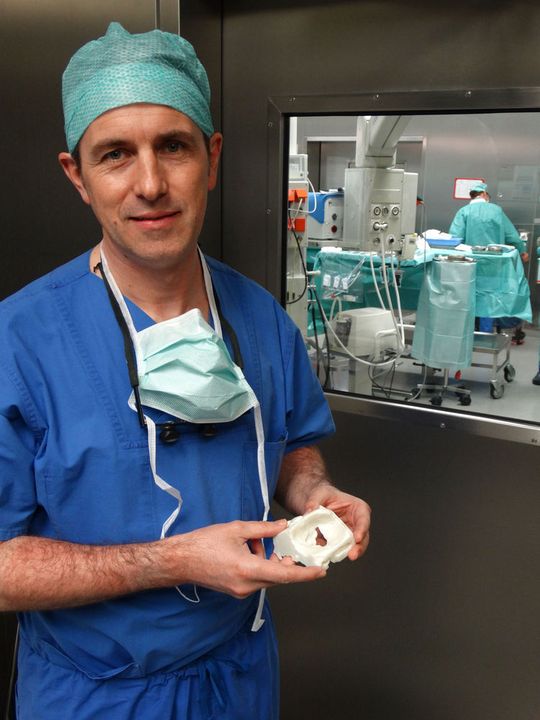 „Der plastische 3D-Druck der Herzklappe hat etwas Magisches – ich schaue damit quasi in die Zukunft, indem ich die individuelle Herzklappe meines Patienten schon in der Hand halte, bevor ich mit der Operation beginne“, schwärmt der Herzchirurg Prof. Dr. Ralf Sodian. „Der plastische 3D-Druck der Herzklappe hat etwas Magisches – ich schaue damit quasi in die Zukunft, indem ich die individuelle Herzklappe meines Patienten schon in der Hand halte, bevor ich mit der Operation beginne“, schwärmt der Herzchirurg Prof. Dr. Ralf Sodian.