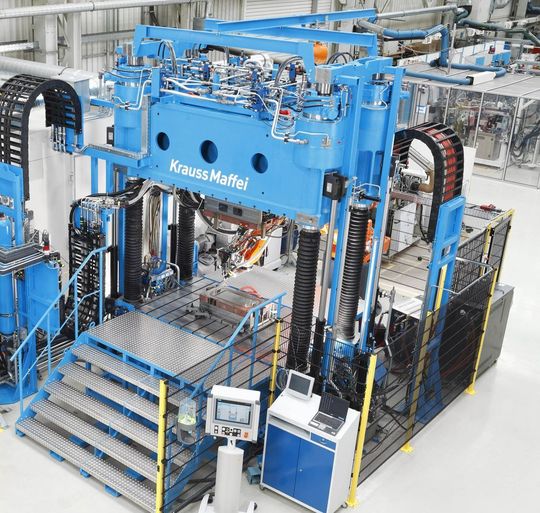 Mit einen neuen Formenträger des Typs MX SFT erweitert die Sektion Reaktionstechnik von Krauss-Maffei, wie das Unternehmen berichtet, die Anwendungsmöglichkeiten im hauseigenen Leichtbautechnikum. So soll die Entwicklung, die Prototypenherstellung sowie die Produktion in pucto faserverstärkter Kunststoffteile gestärkt werden. Mit einen neuen Formenträger des Typs MX SFT erweitert die Sektion Reaktionstechnik von Krauss-Maffei, wie das Unternehmen berichtet, die Anwendungsmöglichkeiten im hauseigenen Leichtbautechnikum. So soll die Entwicklung, die Prototypenherstellung sowie die Produktion in pucto faserverstärkter Kunststoffteile gestärkt werden.