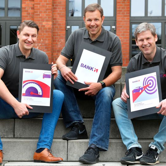 Torsten Berse (li., Bereichsleiter Marketing und Kommunikation), Jörn Everhard (Mitte, Geschäftsführer Markt) und Sven Hölker (Bereichsleiter Vertrieb) präsentieren das neue Logo der Bank 11.