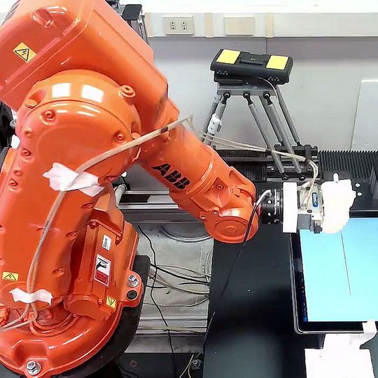 Viele Protokolle und Steuerungssysteme von industriellen Robotersystemen sind gegenüber Angriffen verwundbar. Viele Protokolle und Steuerungssysteme von industriellen Robotersystemen sind gegenüber Angriffen verwundbar.