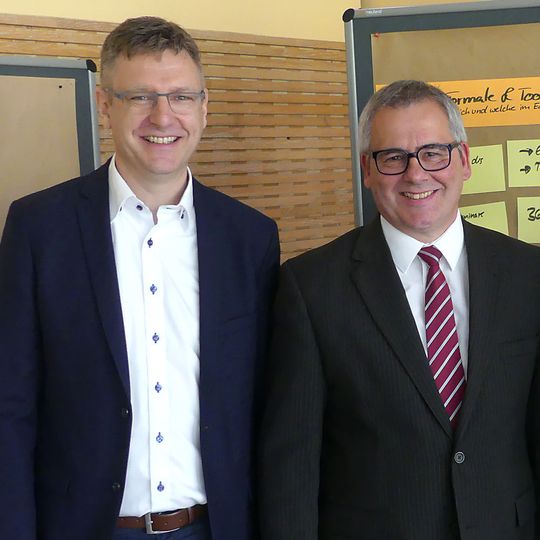 Stefan Hoy von Nissan (links) hat die Geschäftsführung der Gütegemeinschaft GAV an Peter Schieder von Mitsubishi übergeben.