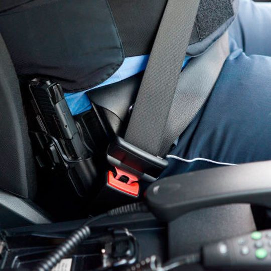 Flachere Sitzkissen erleichtern das Ein- und Aussteigen, das flexible und besonders lange Gurtschloss gibt mehr Spielraum für ein komfortables und einfaches Anschnallen, auch mit Polizeiausrüstung. Flachere Sitzkissen erleichtern das Ein- und Aussteigen, das flexible und besonders lange Gurtschloss gibt mehr Spielraum für ein komfortables und einfaches Anschnallen, auch mit Polizeiausrüstung.
