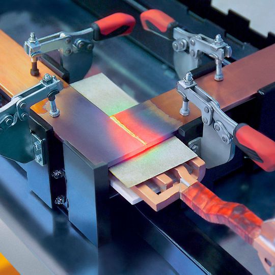 Trafo-Kupferprofile im Transformatorenbau: Die Bauteile werden mithilfe eines Eldec-Generators Mico-L 50 MF und einer Hilfsvorrichtung zur Aufnahme des Werkstücks verlötet. Trafo-Kupferprofile im Transformatorenbau: Die Bauteile werden mithilfe eines Eldec-Generators Mico-L 50 MF und einer Hilfsvorrichtung zur Aufnahme des Werkstücks verlötet.