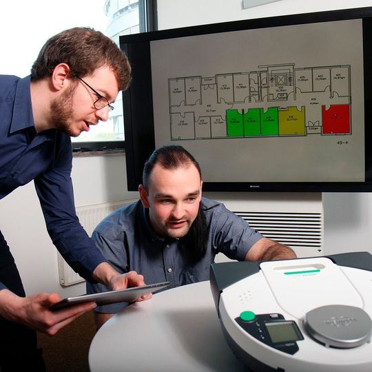 Johannes Kölsch (left) and Christopher Heinz are developing a user-friendly software system that connects devices from different manufacturers. Johannes Kölsch (left) and Christopher Heinz are developing a user-friendly software system that connects devices from different manufacturers.