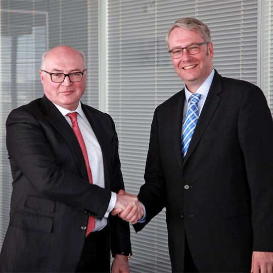 Arbeiten künftig gemeinsam an Sicherheitsfunktionen für den Fahrzeug-Innenraum: Faurecia-Vorstand Patrick Koller und ZF-Chef Dr. Stefan Sommer. Arbeiten künftig gemeinsam an Sicherheitsfunktionen für den Fahrzeug-Innenraum: Faurecia-Vorstand Patrick Koller und ZF-Chef Dr. Stefan Sommer.