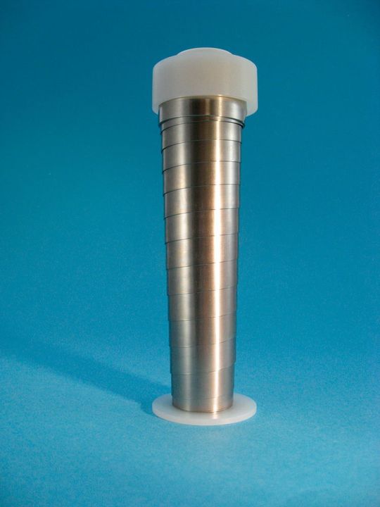 Teleskopfedern sollen sowohl Unfallschutz als auch mechanischen Schutz bieten. Teleskopfedern sollen sowohl Unfallschutz als auch mechanischen Schutz bieten.