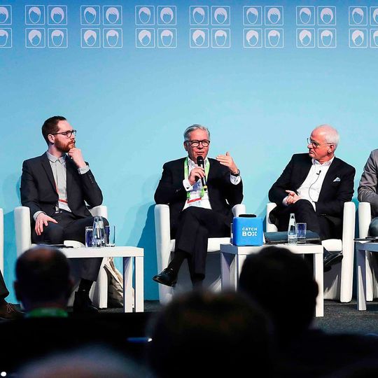 Auch in diesem Jahr bot die conhIT wieder reichlich Raum für den Informationsaustausch. diese Runde diskutiert die Digitalisierung aus der Sicht des Krankenhauses Auch in diesem Jahr bot die conhIT wieder reichlich Raum für den Informationsaustausch. diese Runde diskutiert die Digitalisierung aus der Sicht des Krankenhauses