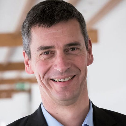 Prof. Dr. Rainer Hagl vermittelt im MM-Seminar Basiswissen und regelungstechnische Zusammenhänge von Servoantrieben. Prof. Dr. Rainer Hagl vermittelt im MM-Seminar Basiswissen und regelungstechnische Zusammenhänge von Servoantrieben.