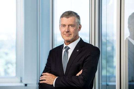Die neue Bilfinger-Strategie ermöglich "einen schnellen Austausch von Innovationsideen und Best-Practice-Erfahrungen bei Engineering und technologie-Aufträgen, auf der anderen Seite eine unmittelbare Nähe zum Kunden und eine hohe Flexibilität bei der Instandhaltung, Erweiterung und dem Betrieb von Industrieanlagen“, erklärt Vorstandsvorsitzender Tom Blades. Die neue Bilfinger-Strategie ermöglich "einen schnellen Austausch von Innovationsideen und Best-Practice-Erfahrungen bei Engineering und technologie-Aufträgen, auf der anderen Seite eine unmittelbare Nähe zum Kunden und eine hohe Flexibilität bei der Instandhaltung, Erweiterung und dem Betrieb von Industrieanlagen“, erklärt Vorstandsvorsitzender Tom Blades.