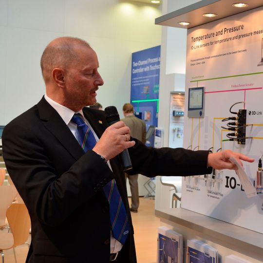 Lorenz Hohmann, Business Development Manager Export von Jumo, erklärt digiLine: Ein System zur digitalen Datenübertragung zur Optimierung des Energieverbrauchs.