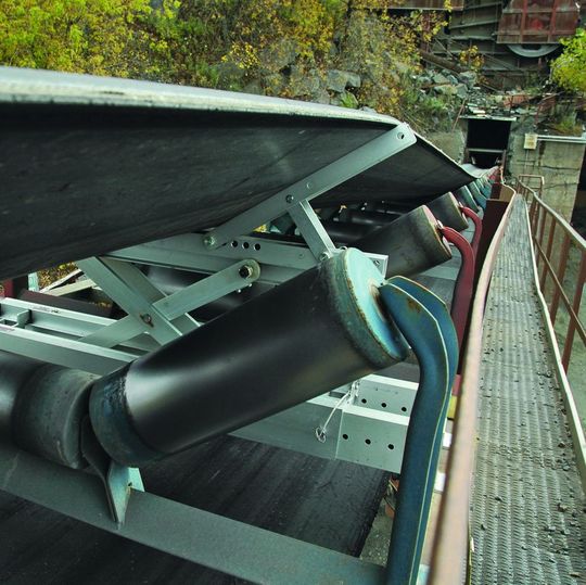 Mit dem Flexlifter ist das Förderband schnell und einfach auf die entsprechende Höhe gehievt. Der Mitarbeiter kann bequem alle erforderlichen Wartungsmaßnahmen durchführen. Mit dem Flexlifter ist das Förderband schnell und einfach auf die entsprechende Höhe gehievt. Der Mitarbeiter kann bequem alle erforderlichen Wartungsmaßnahmen durchführen.