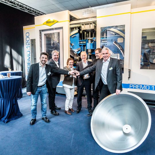 V. l. n. r.: Guido Klekamp (Vertrieb Marketing Abacus), Derk Weber (Geschäftsführer Abacus), Mechthild Imkamp (Marketingleiterin WF), Dr. Ing. Bodo Fink (Geschäftsführer WF), Martin Thiele (Vertrieb WF), Thorsten Beling (Geschäftsführer Abacus) freuen sich auf die Zusammenarbeit. V. l. n. r.: Guido Klekamp (Vertrieb Marketing Abacus), Derk Weber (Geschäftsführer Abacus), Mechthild Imkamp (Marketingleiterin WF), Dr. Ing. Bodo Fink (Geschäftsführer WF), Martin Thiele (Vertrieb WF), Thorsten Beling (Geschäftsführer Abacus) freuen sich auf die Zusammenarbeit.